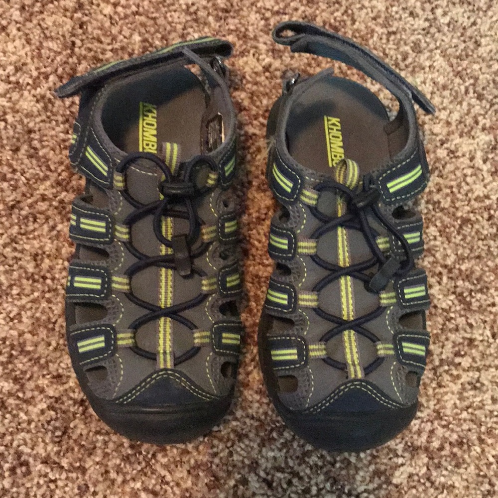 Boys size 1 water shoes/sandals